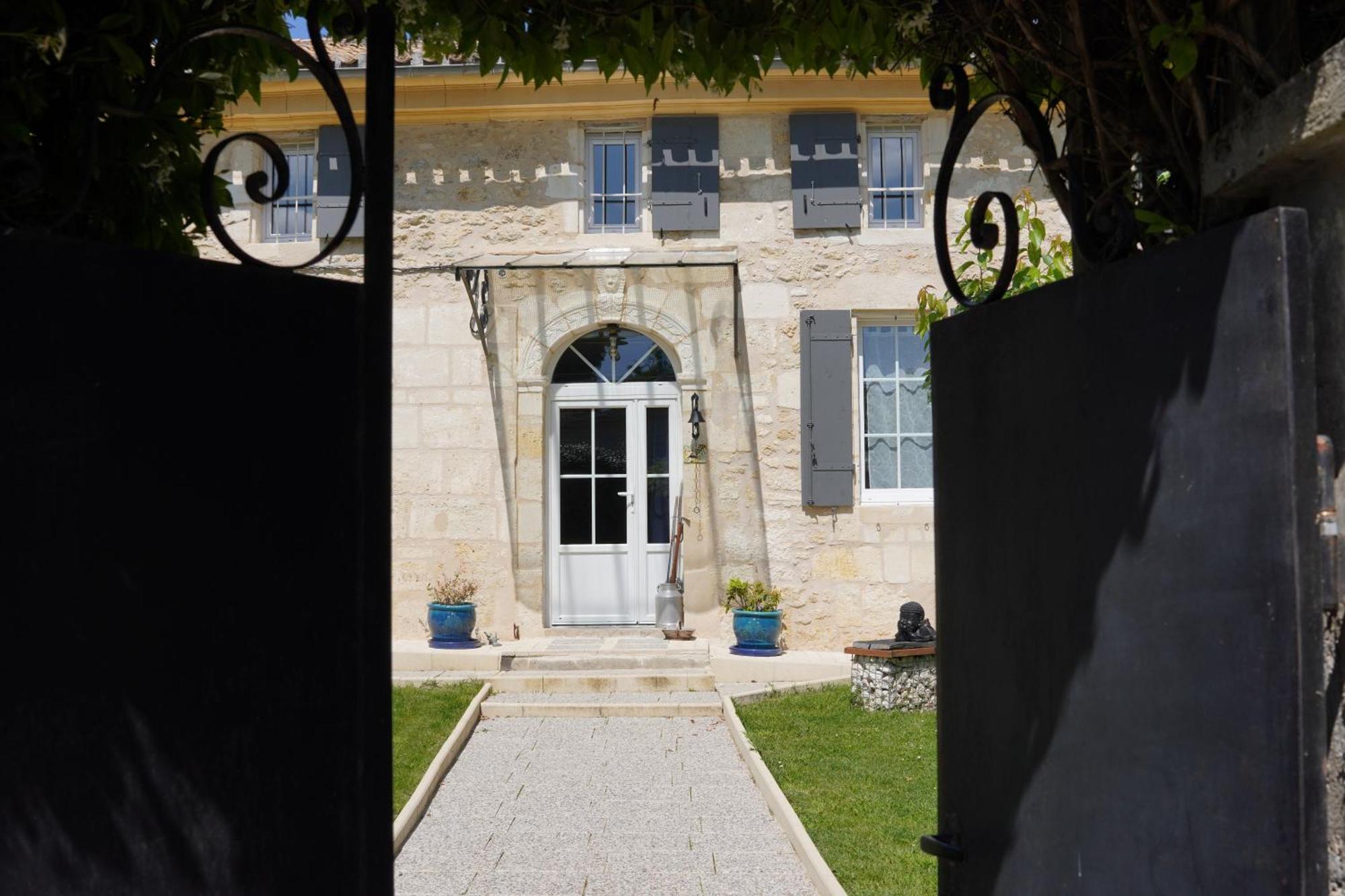 La Girondine Bed & Breakfast Galgon Exterior photo