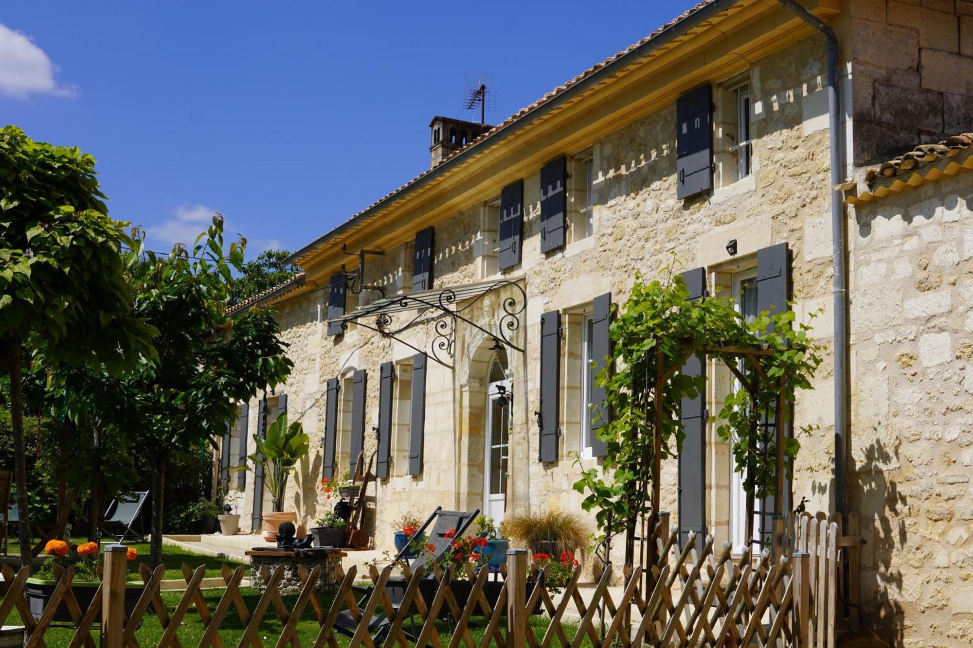 La Girondine Bed & Breakfast Galgon Exterior photo